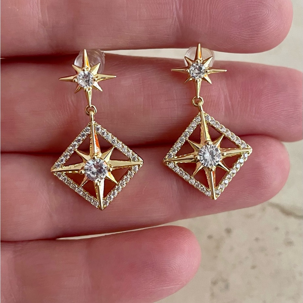 Beautiful 18k Gold Plated Pierced Earrings by Pretty Bird. NWOT